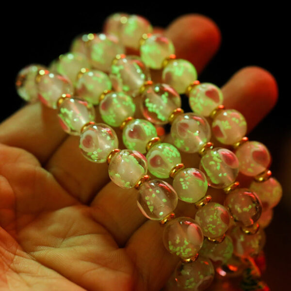 Gold Swallowing Beast Family Charm Luminous Pink Love Heart Fluorescent Liuli Glass Bead Blessings Bracelet - 图片 7